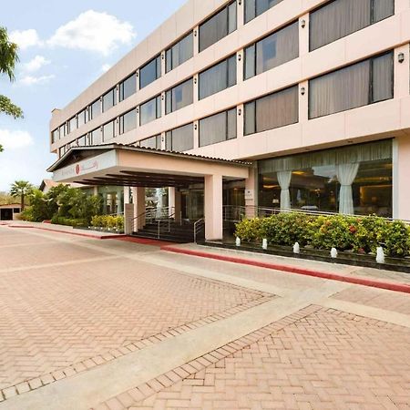 Ramada Plaza By Wyndham Karachi Airport Hotel Exteriér fotografie The hotel's entrance