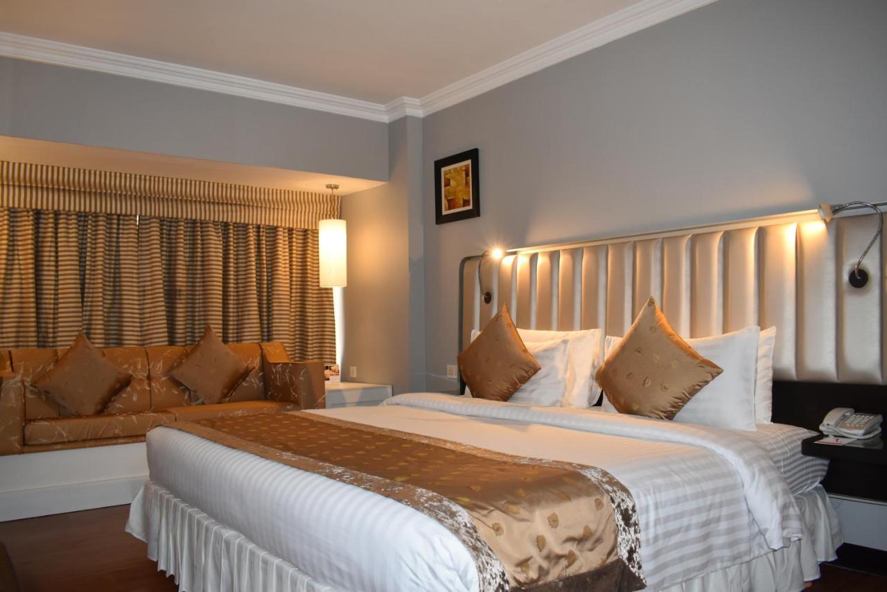 Ramada Plaza By Wyndham Karachi Airport Hotel Exteriér fotografie A bedroom at the hotel