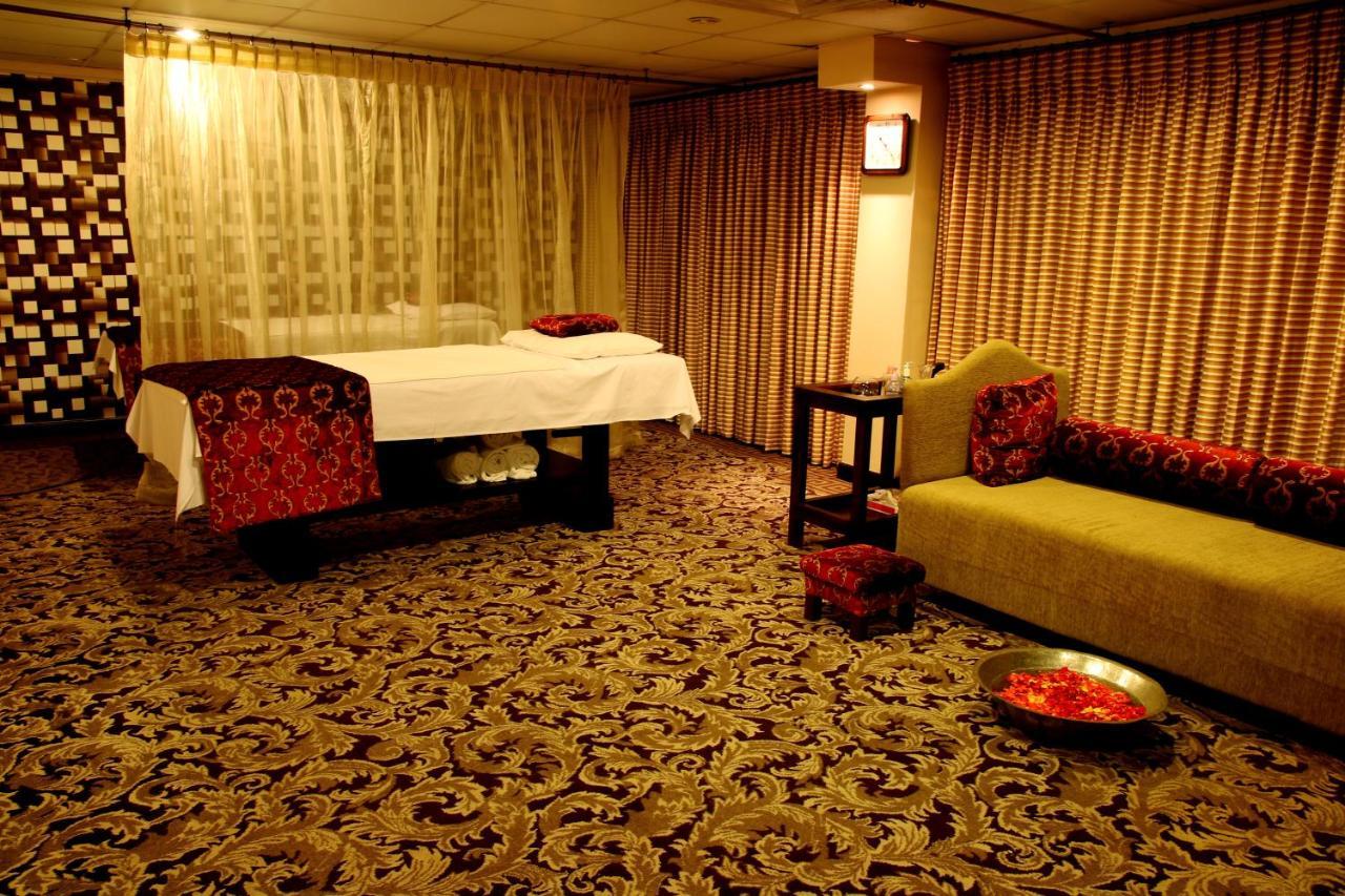 Ramada Plaza By Wyndham Karachi Airport Hotel Exteriér fotografie A spa treatment room