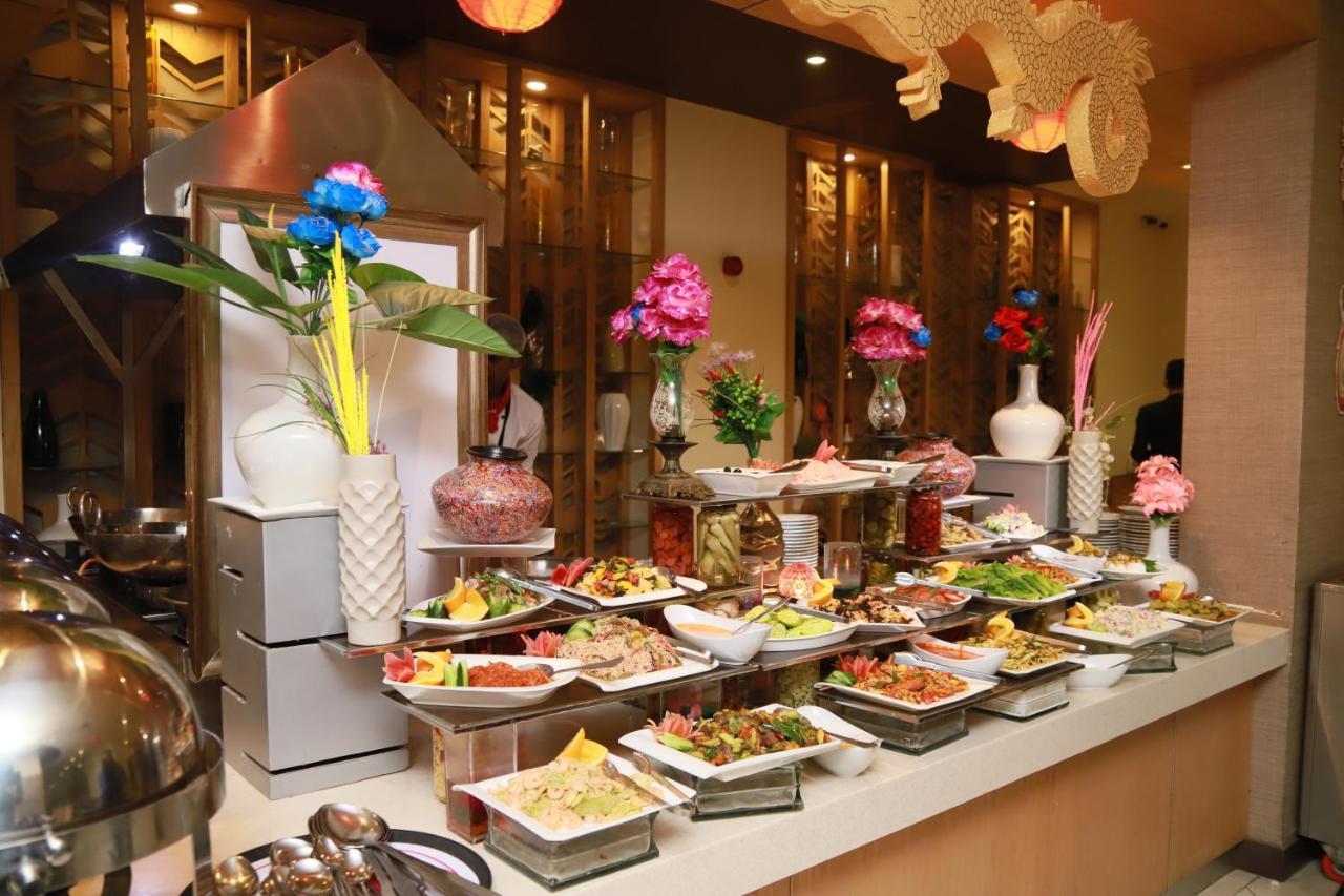 Ramada Plaza By Wyndham Karachi Airport Hotel Exteriér fotografie A buffet at a hotel