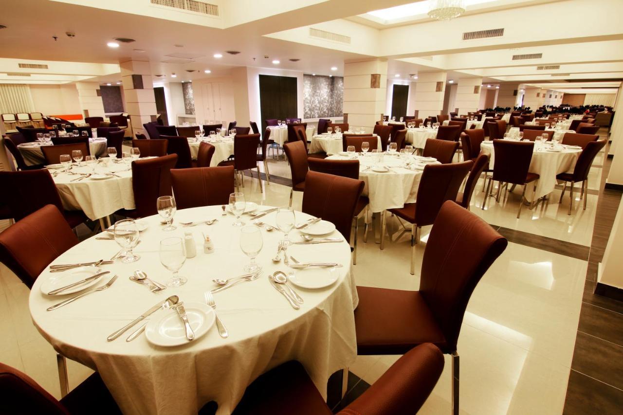 Ramada Plaza By Wyndham Karachi Airport Hotel Exteriér fotografie The dining room at the 2011 World Economic Forum on the Middle East, Africa and India