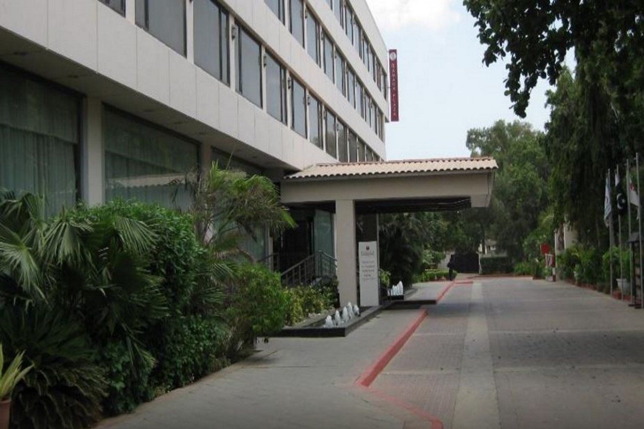 Ramada Plaza By Wyndham Karachi Airport Hotel Exteriér fotografie The hotel's entrance