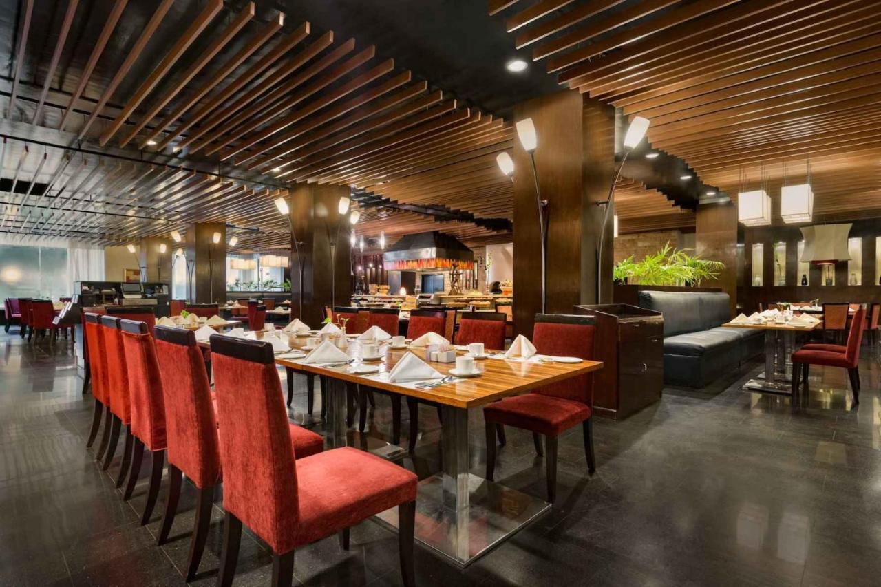 Ramada Plaza By Wyndham Karachi Airport Hotel Exteriér fotografie The interior of the restaurant