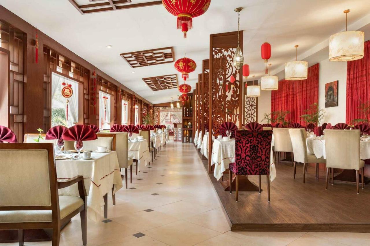 Ramada Plaza By Wyndham Karachi Airport Hotel Exteriér fotografie The interior of a restaurant in Beijing