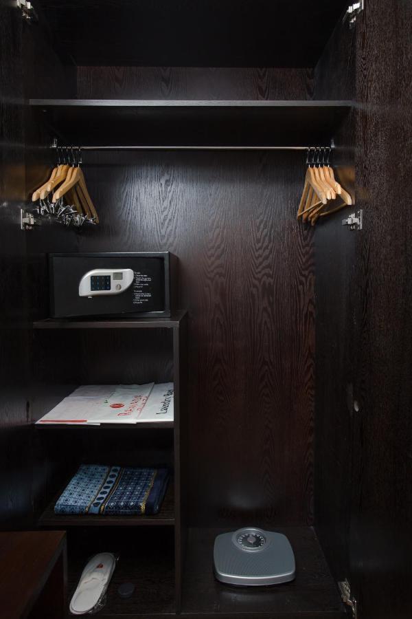 Ramada Plaza By Wyndham Karachi Airport Hotel Exteriér fotografie A safe in a hotel room