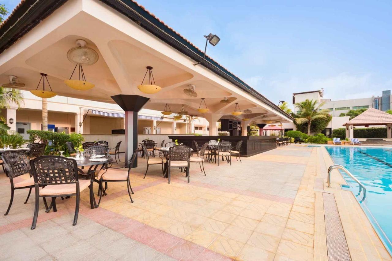 Ramada Plaza By Wyndham Karachi Airport Hotel Exteriér fotografie The swimming pool at the hotel