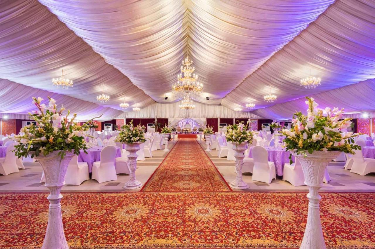 Ramada Plaza By Wyndham Karachi Airport Hotel Exteriér fotografie A wedding reception in Karachi, Pakistan