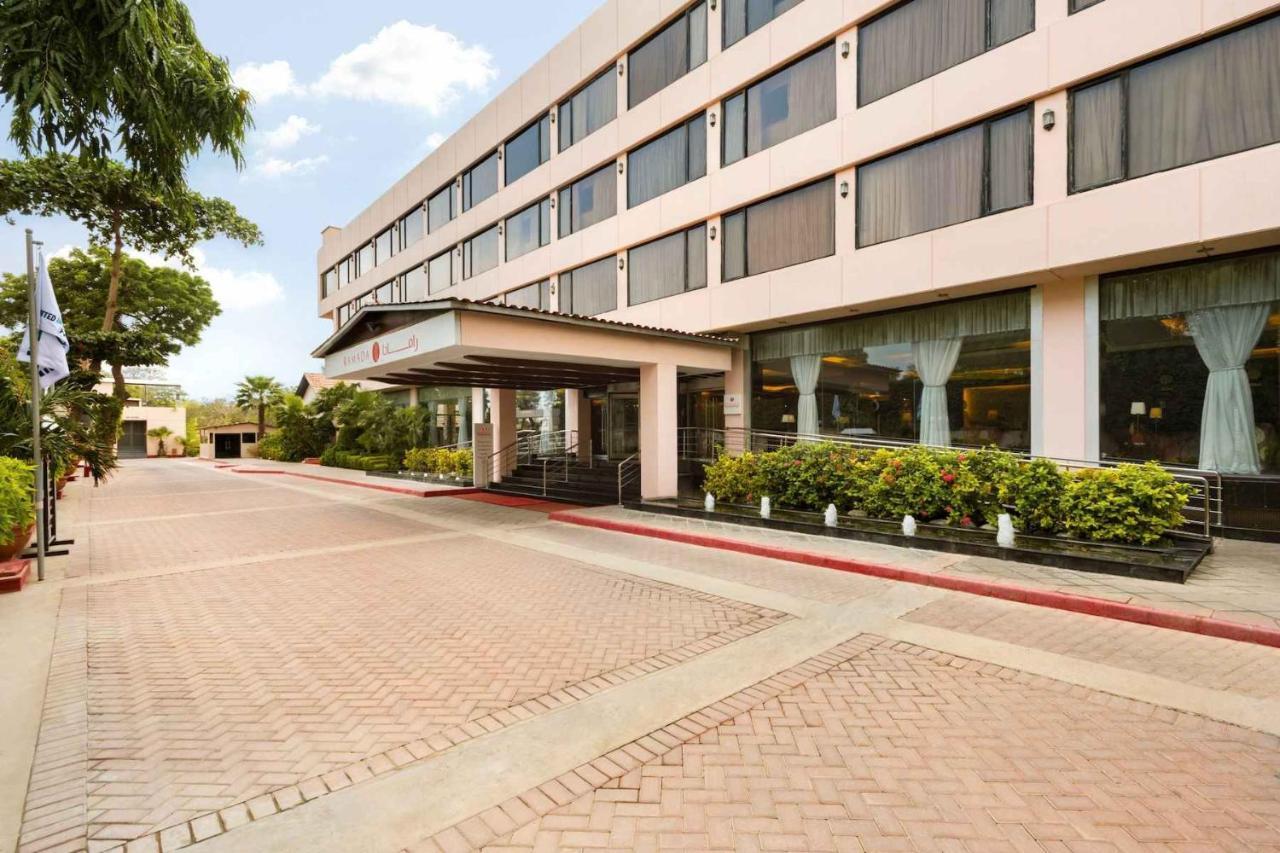 Ramada Plaza By Wyndham Karachi Airport Hotel Exteriér fotografie The hotel's entrance