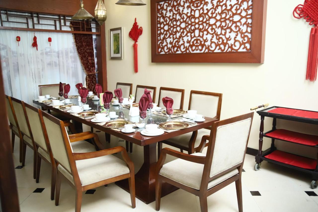 Ramada Plaza By Wyndham Karachi Airport Hotel Exteriér fotografie A dining room in a house in Malaysia