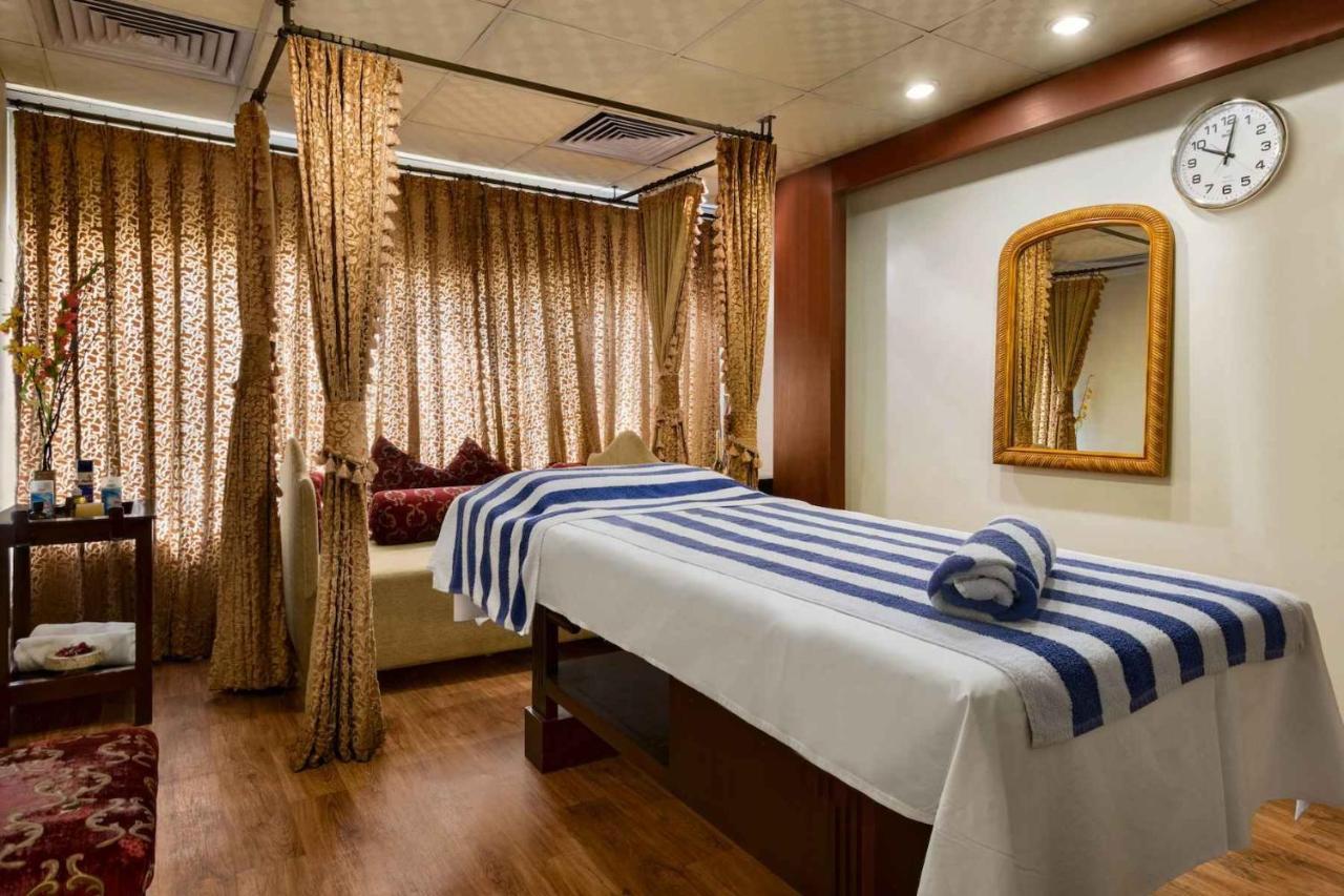 Ramada Plaza By Wyndham Karachi Airport Hotel Exteriér fotografie A massage bed