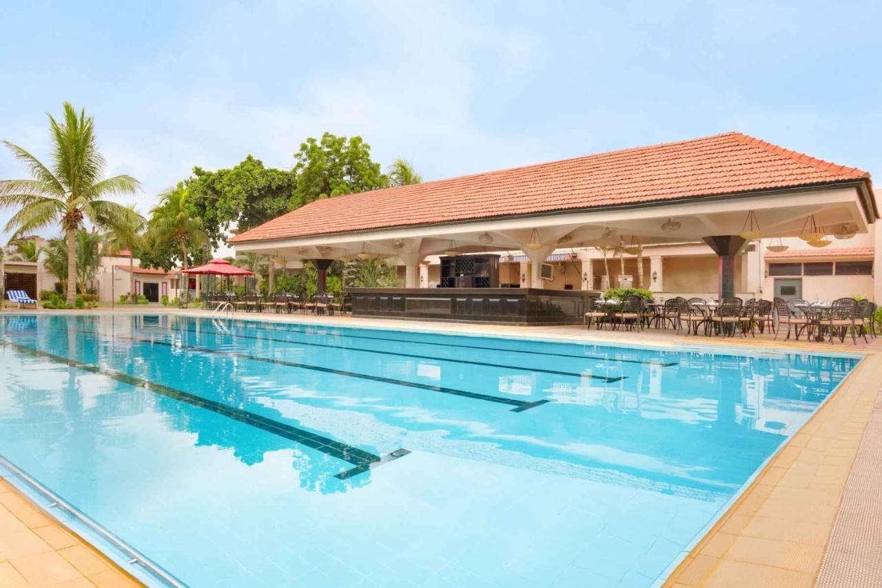 Ramada Plaza By Wyndham Karachi Airport Hotel Exteriér fotografie Swimming pool at the club
