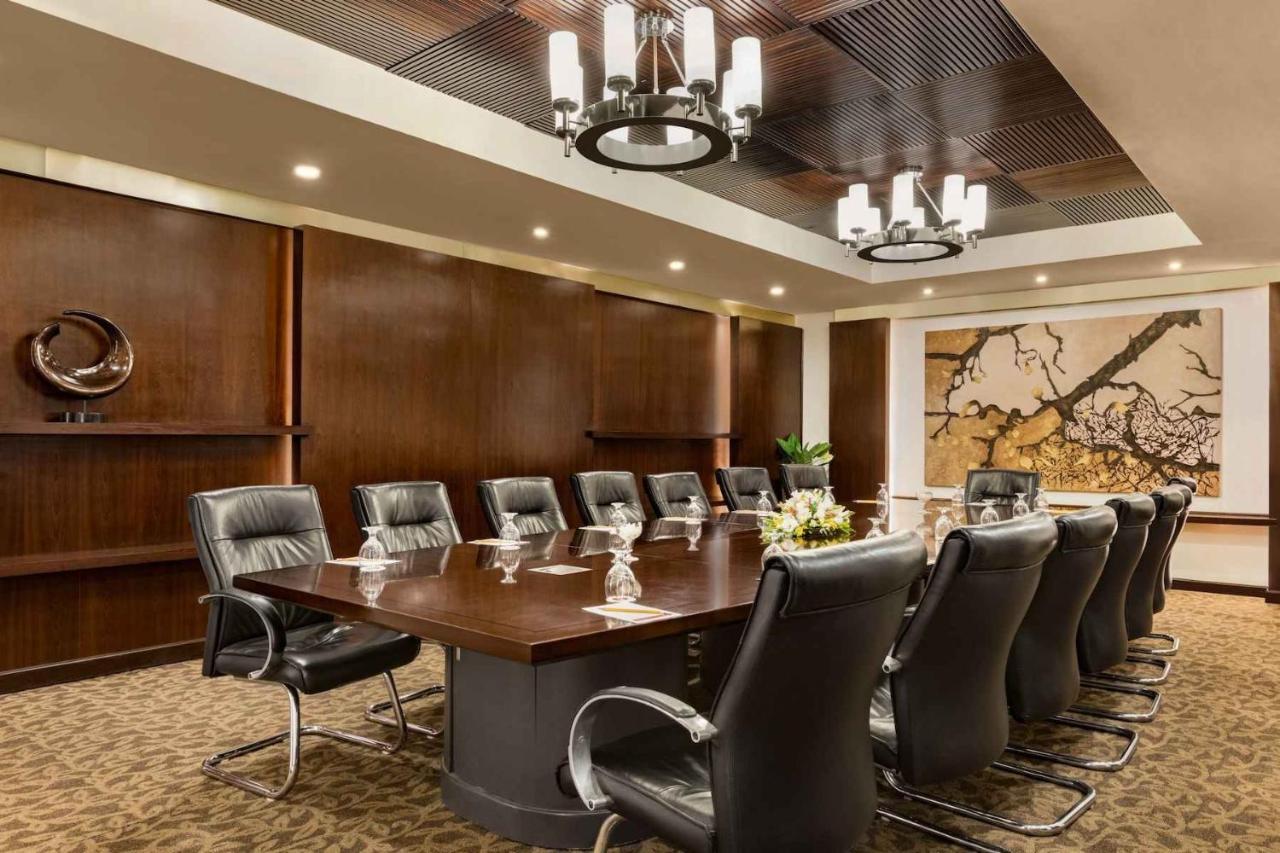 Ramada Plaza By Wyndham Karachi Airport Hotel Exteriér fotografie Boardroom at the Westin Mumbai International