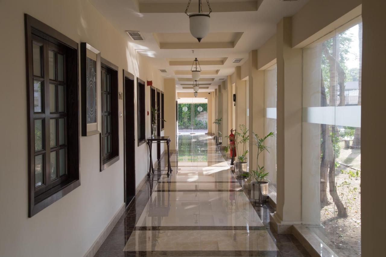 Ramada Plaza By Wyndham Karachi Airport Hotel Exteriér fotografie A corridor at the hotel